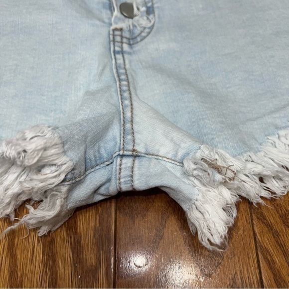Wild Fable Light Wash Full Button Fly Raw Hem Shorts Size 18 - Picture 4 of 8